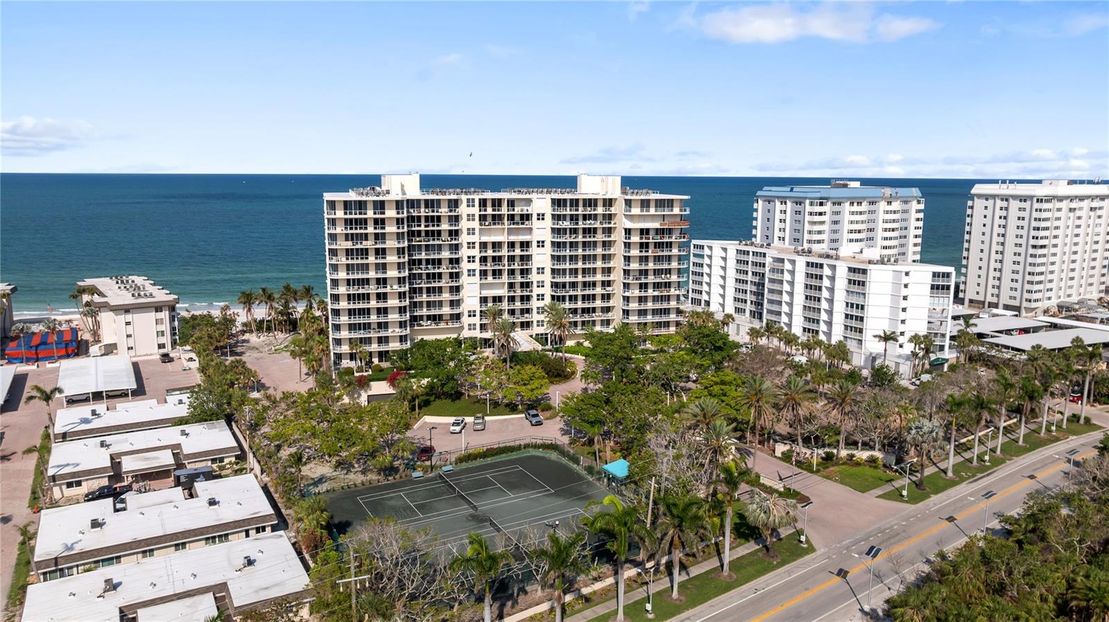 L ELEGANCE ON LIDO BEACH - Residential