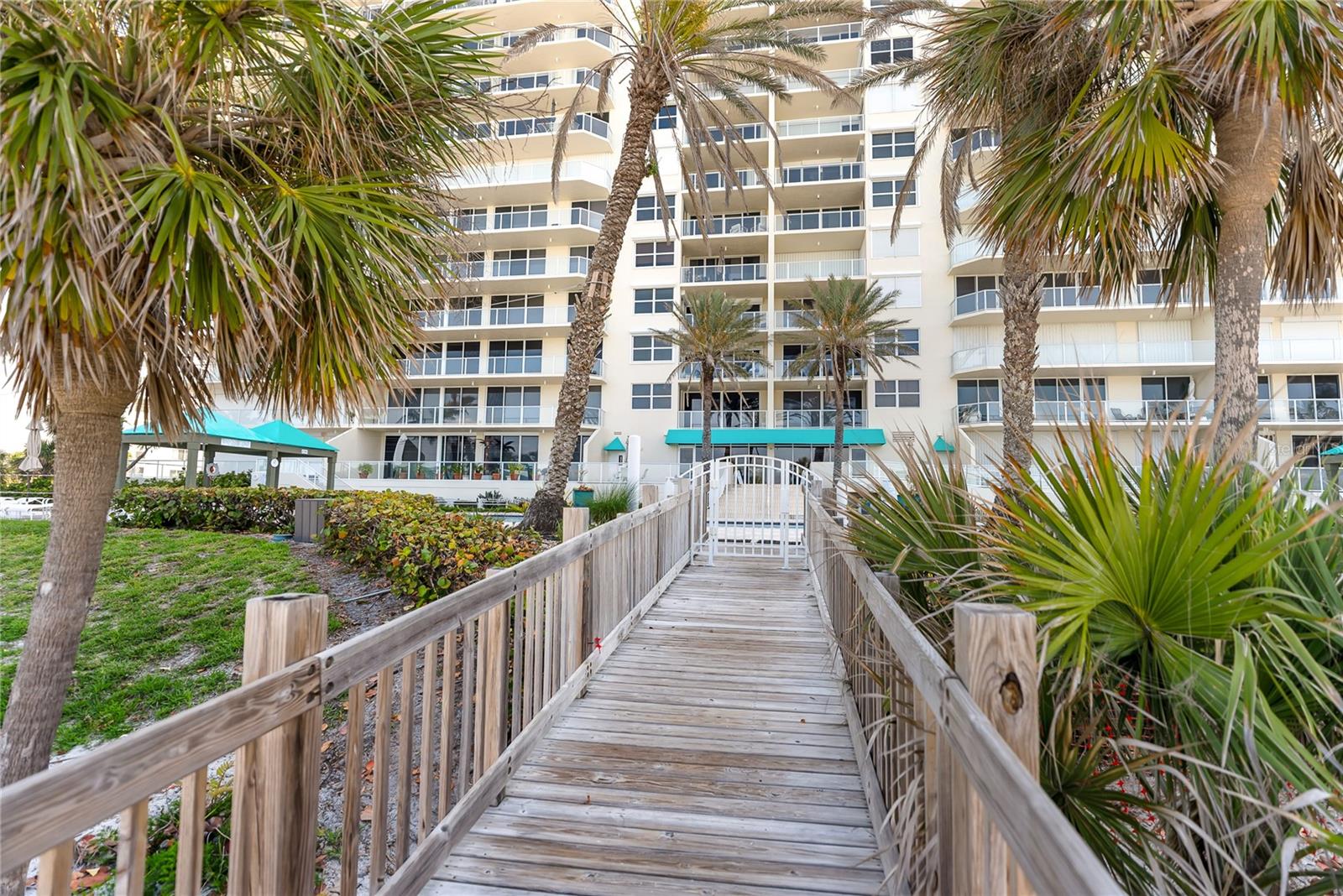 L ELEGANCE ON LIDO BEACH - Residential