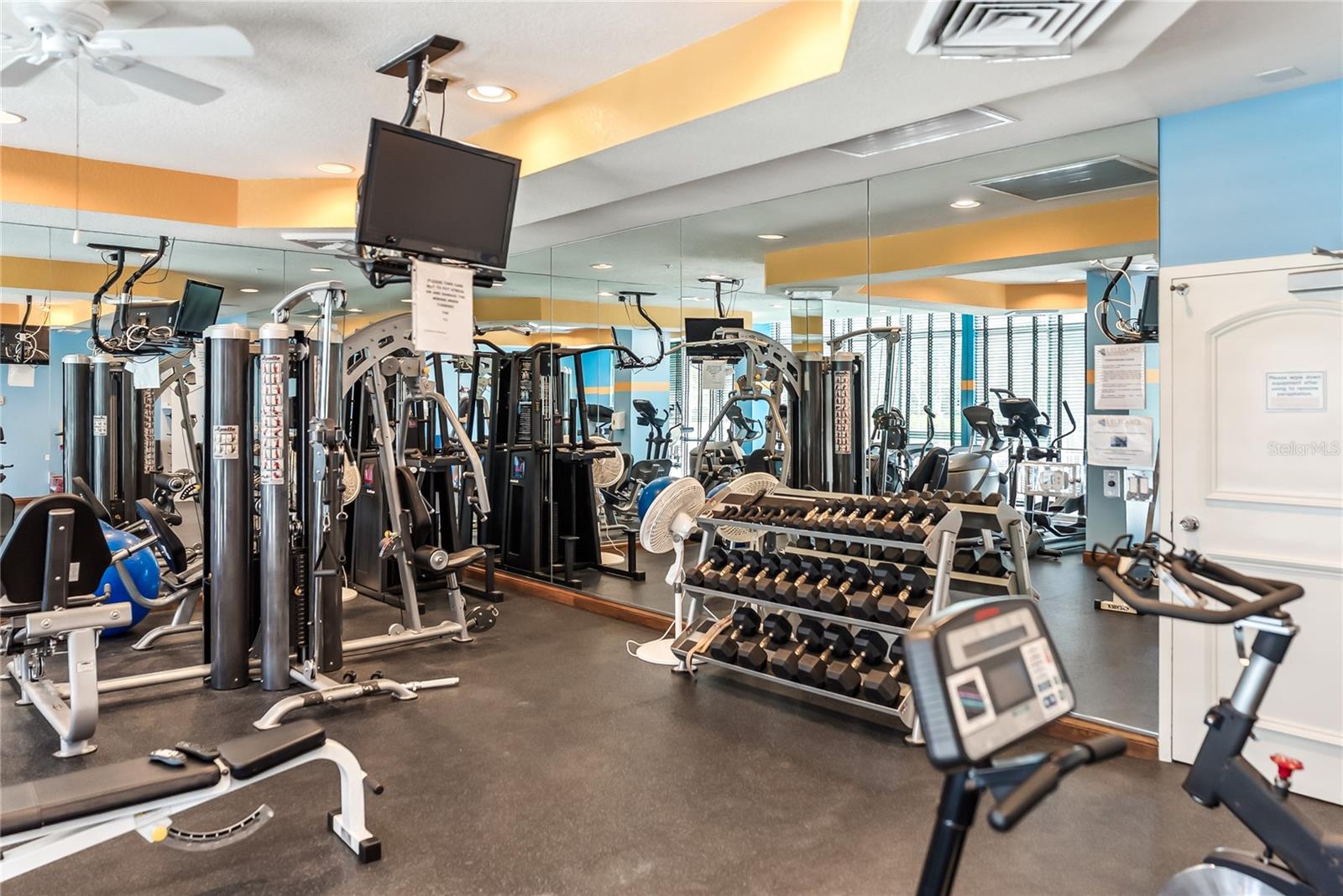 L ELEGANCE ON LIDO BEACH - Residential