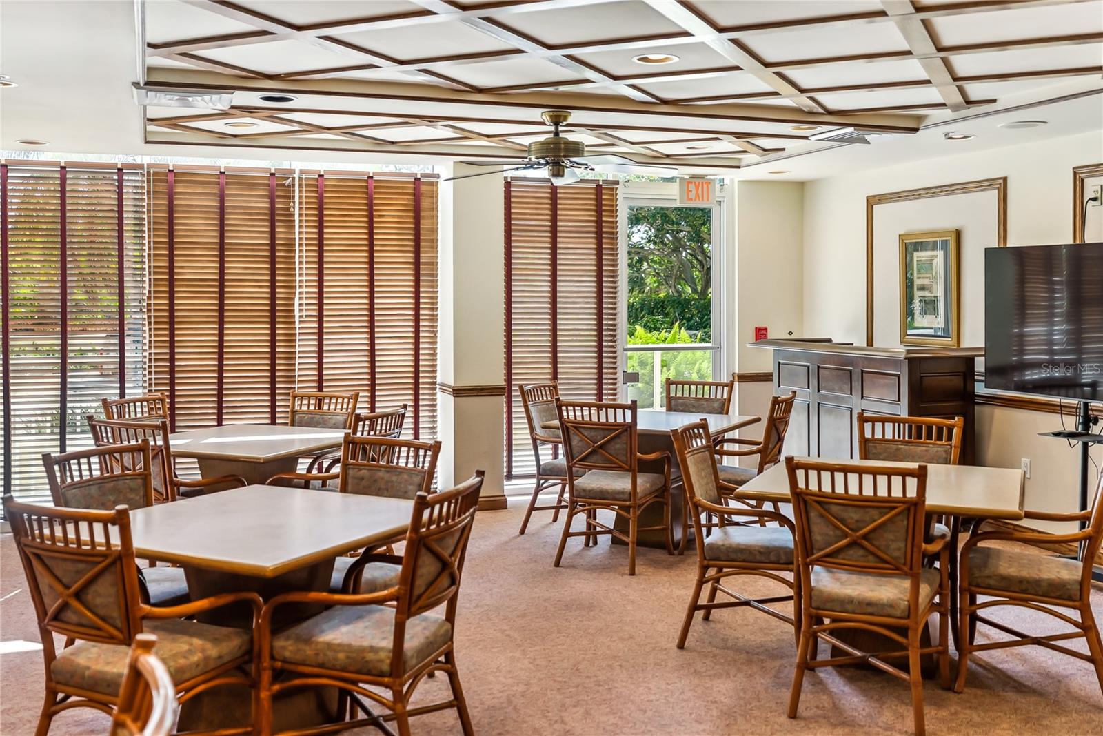 L ELEGANCE ON LIDO BEACH - Residential