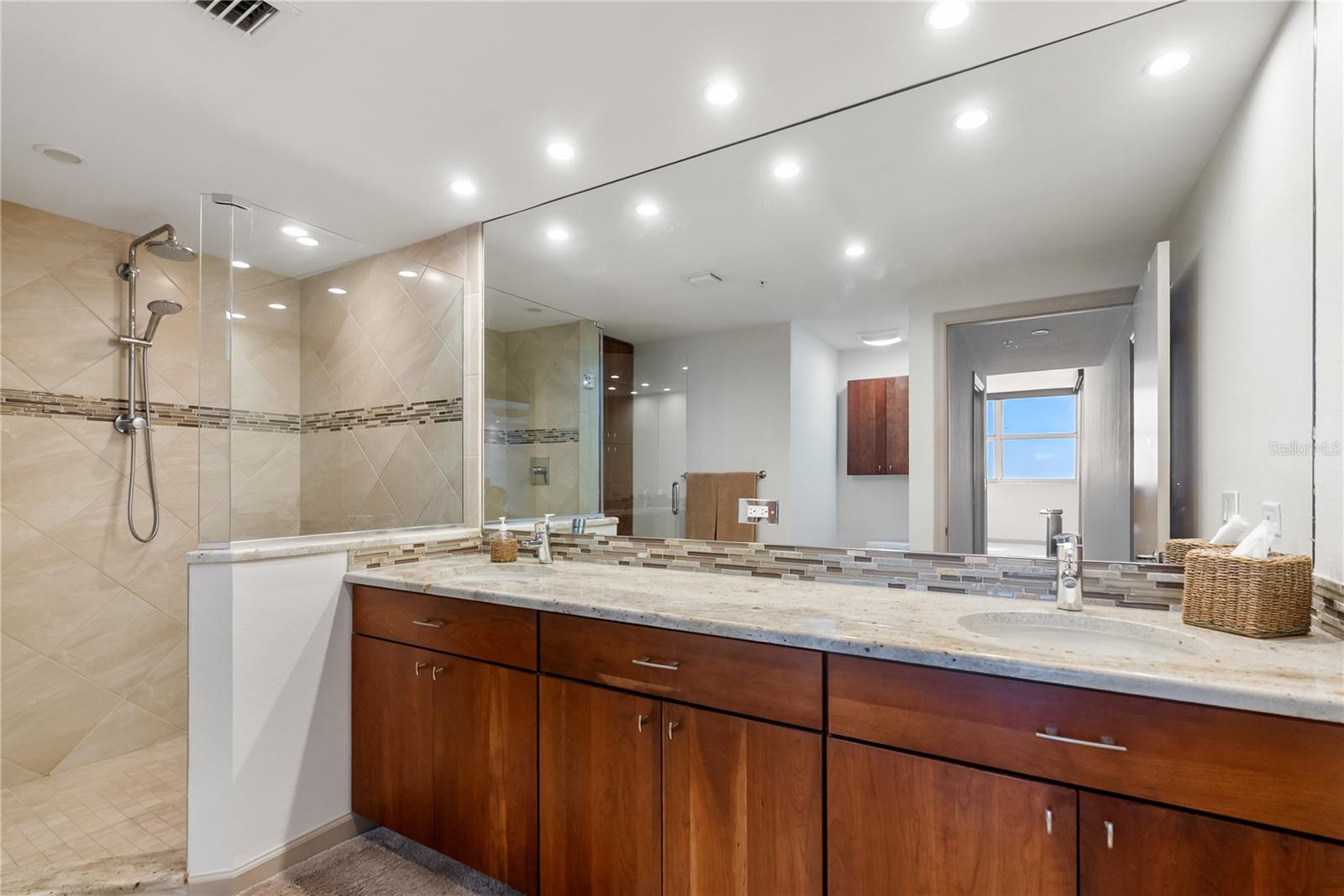 L ELEGANCE ON LIDO BEACH - Residential