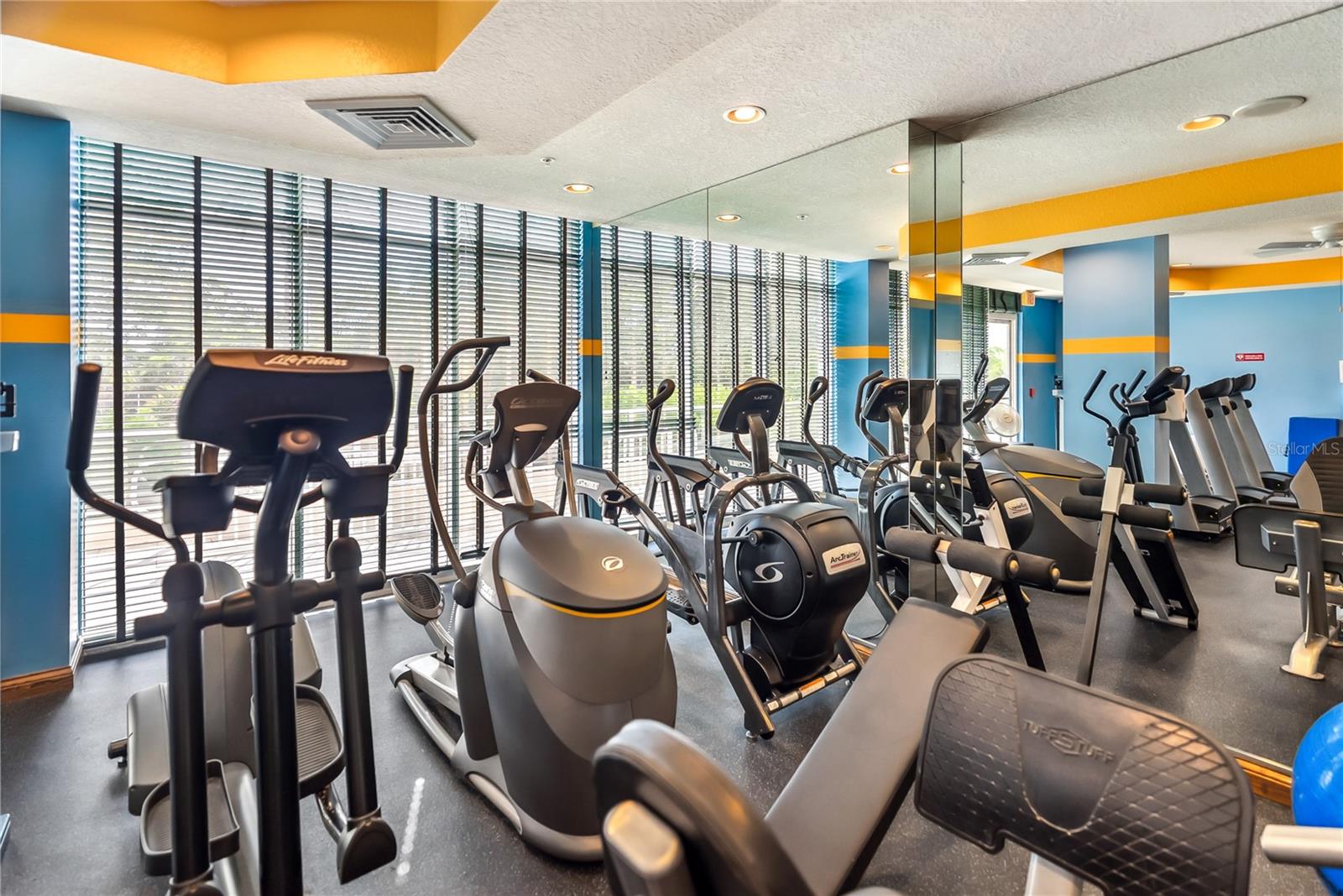 L ELEGANCE ON LIDO BEACH - Residential