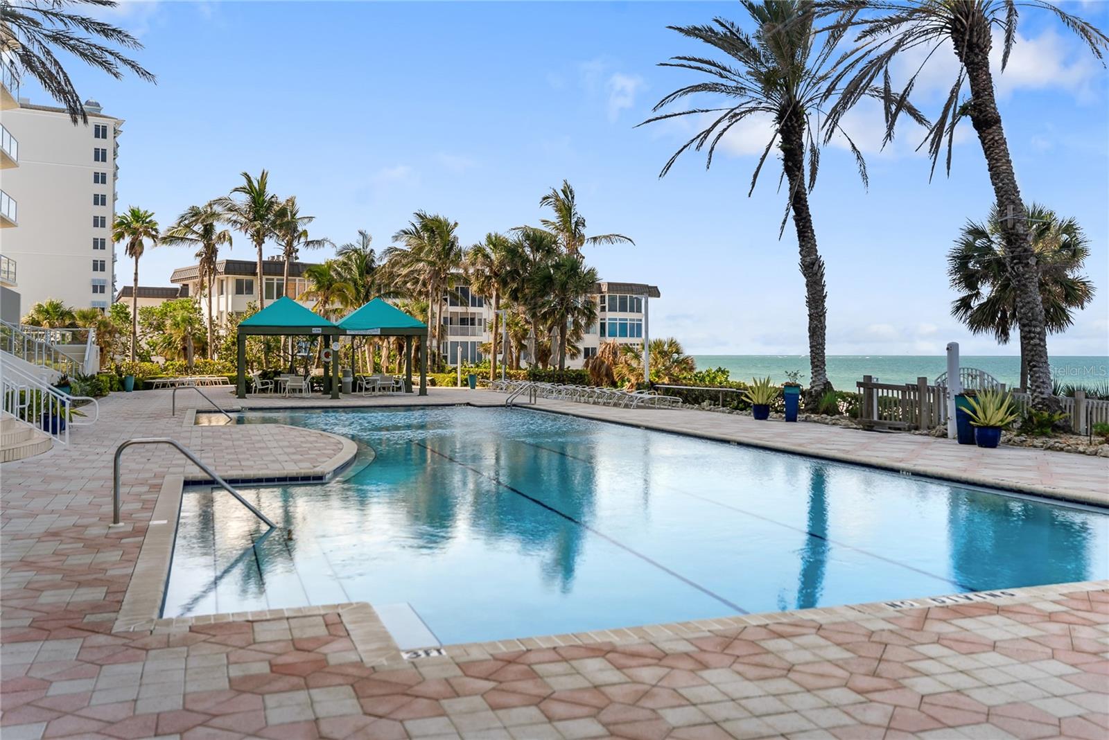 L ELEGANCE ON LIDO BEACH - Residential