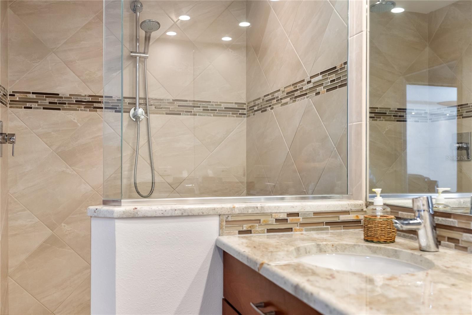 L ELEGANCE ON LIDO BEACH - Residential