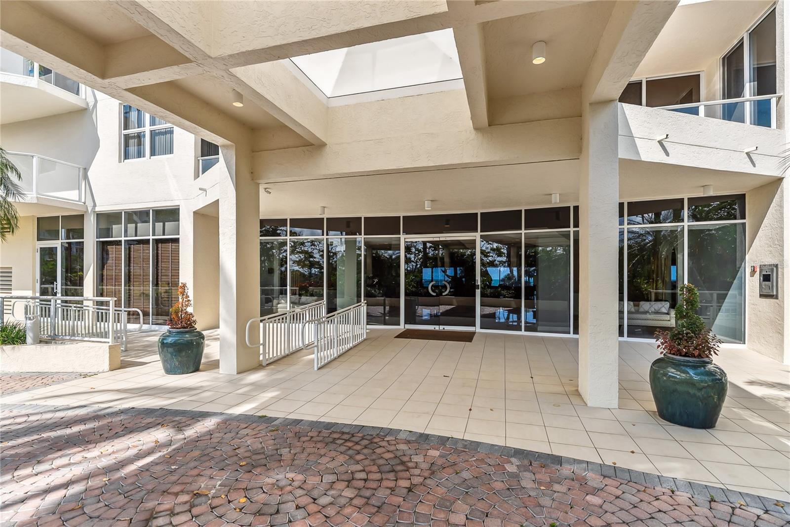 L ELEGANCE ON LIDO BEACH - Residential