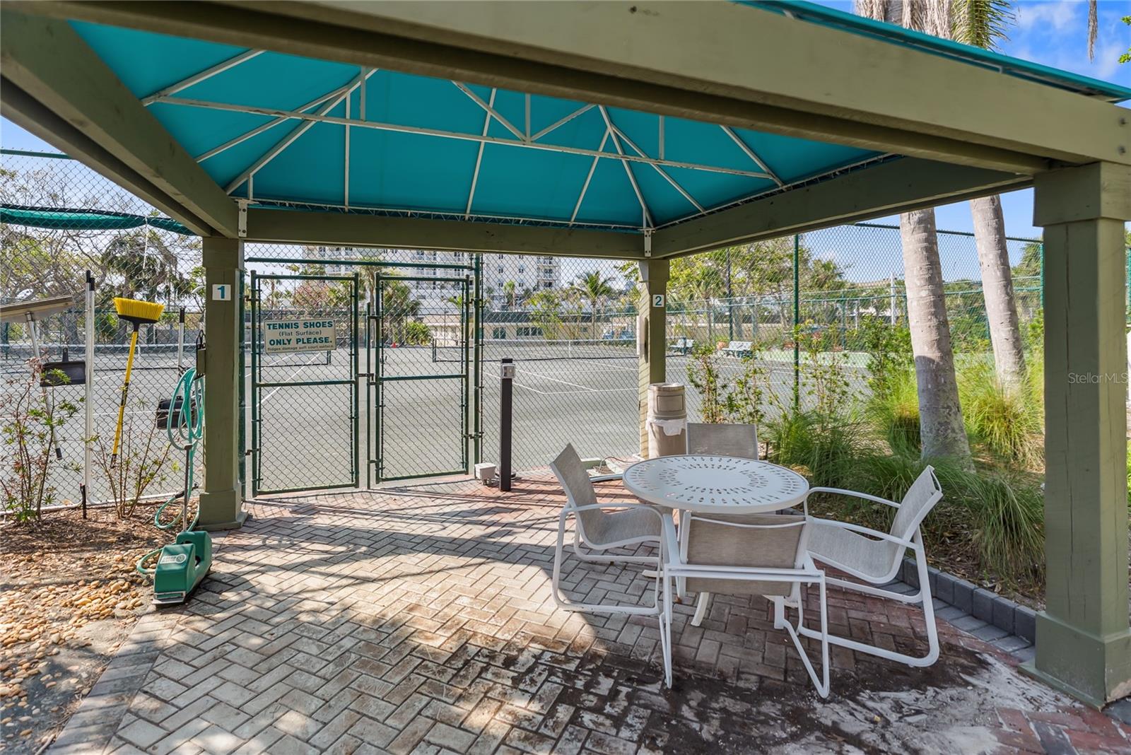 L ELEGANCE ON LIDO BEACH - Residential