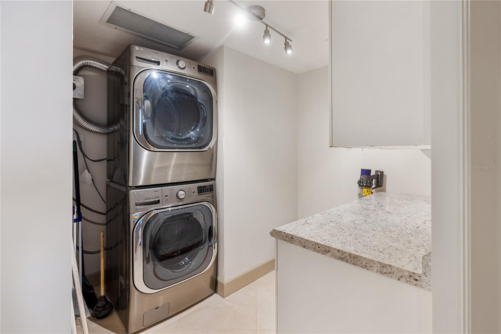 L ELEGANCE ON LIDO BEACH - Residential