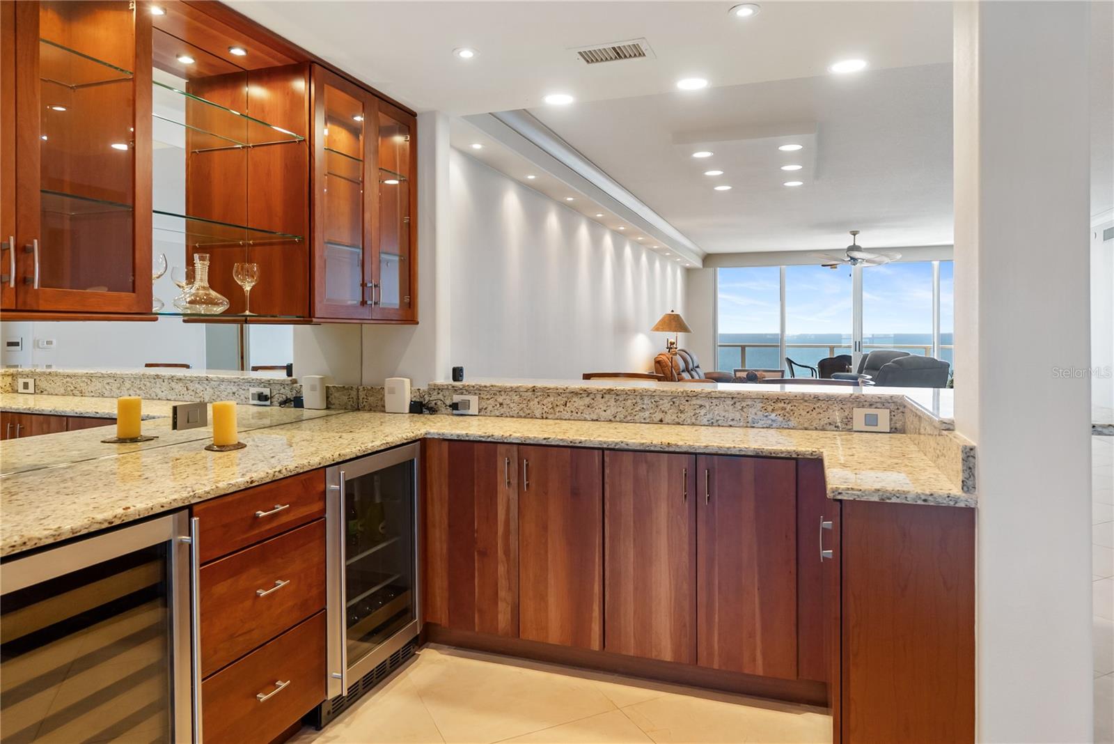 L ELEGANCE ON LIDO BEACH - Residential