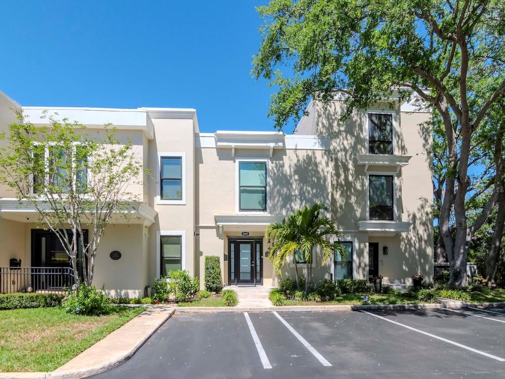 Photo of 2807 W Hawthorne Road #11, Tampa, FL 33611 (MLS # TB8383862)