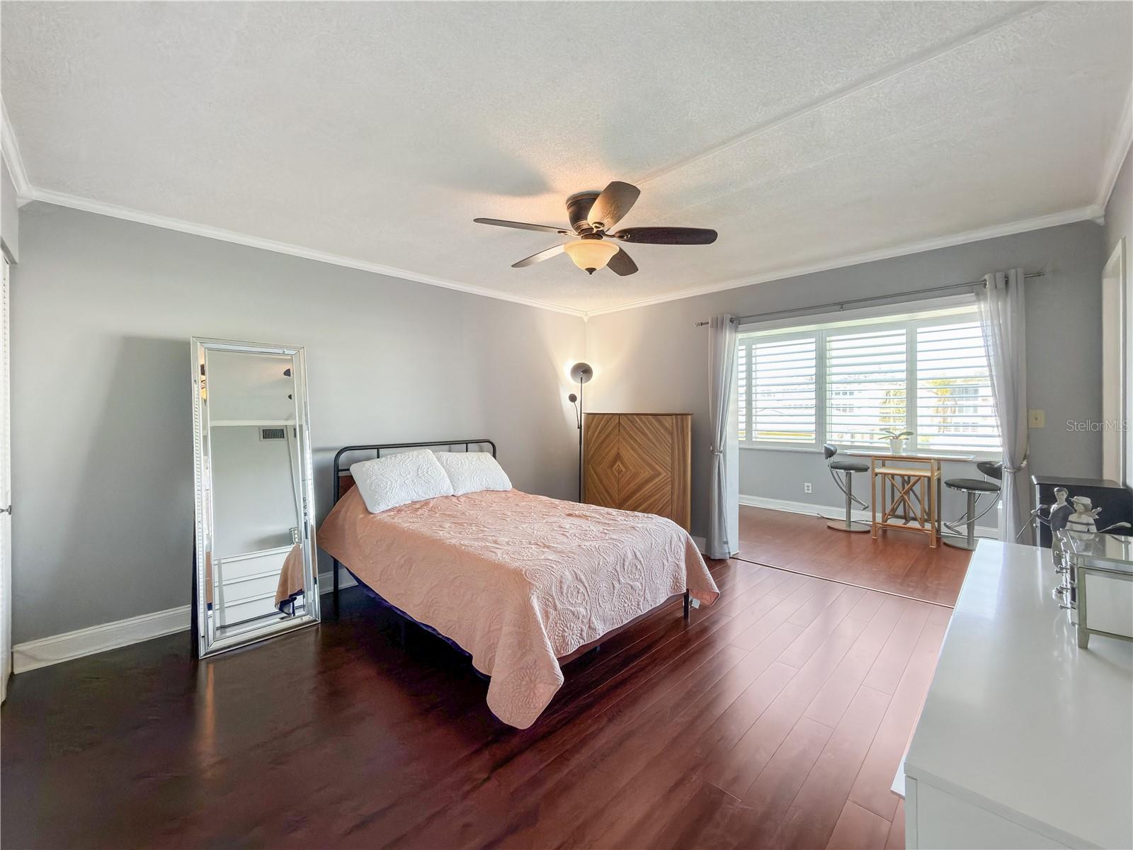 GATEWAY SQUARE APTS - Residential