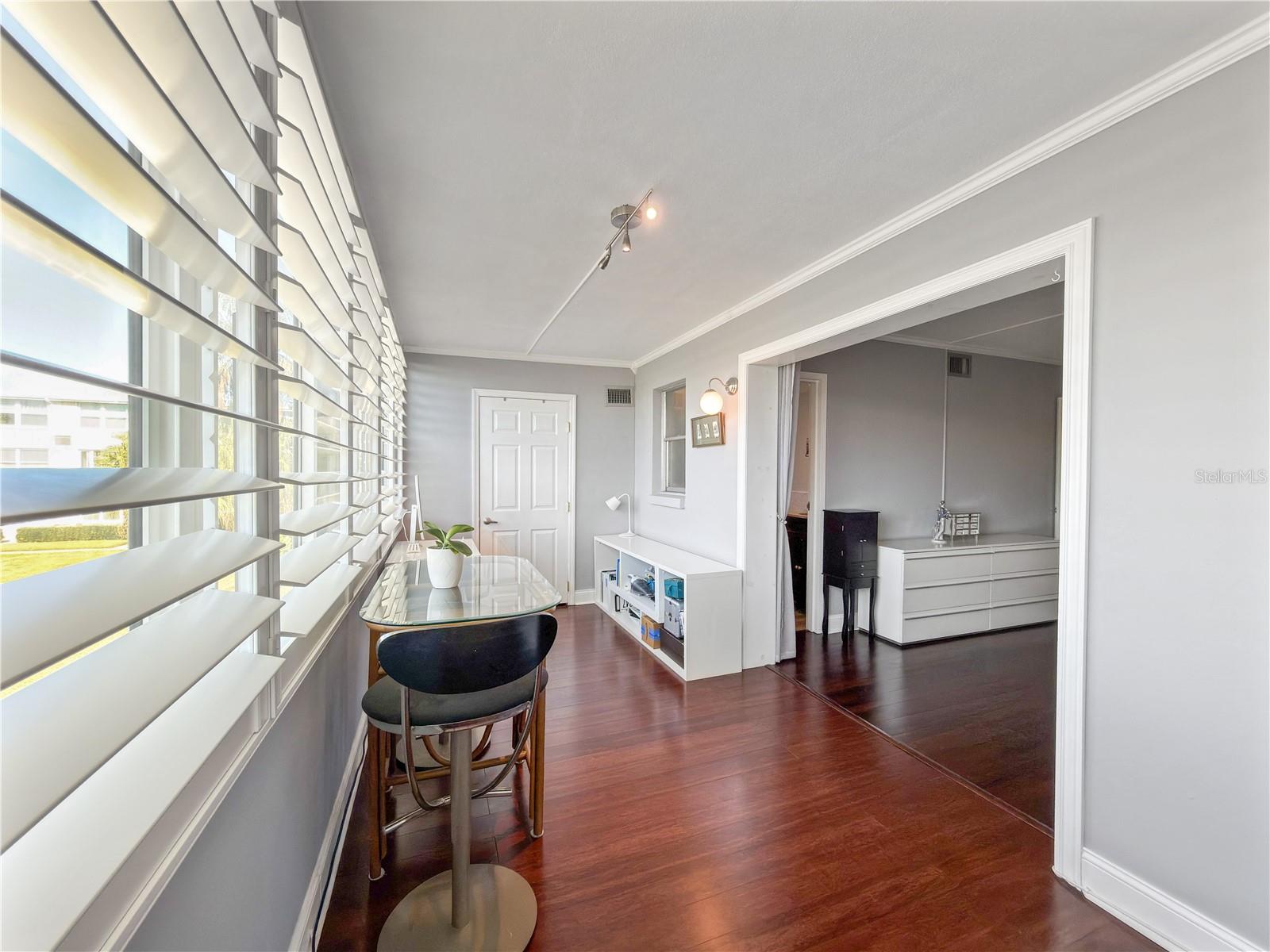 GATEWAY SQUARE APTS - Residential