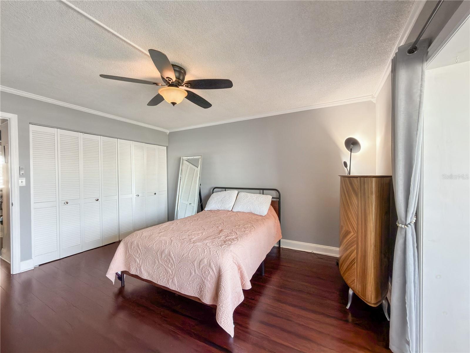 GATEWAY SQUARE APTS - Residential