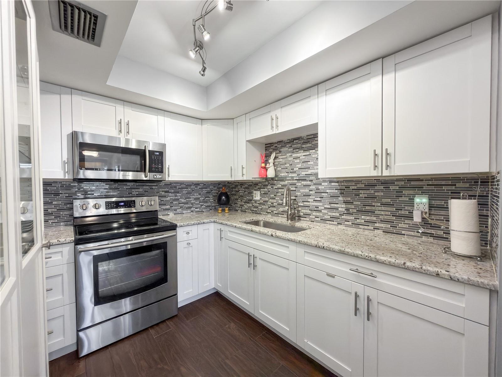 GATEWAY SQUARE APTS - Residential