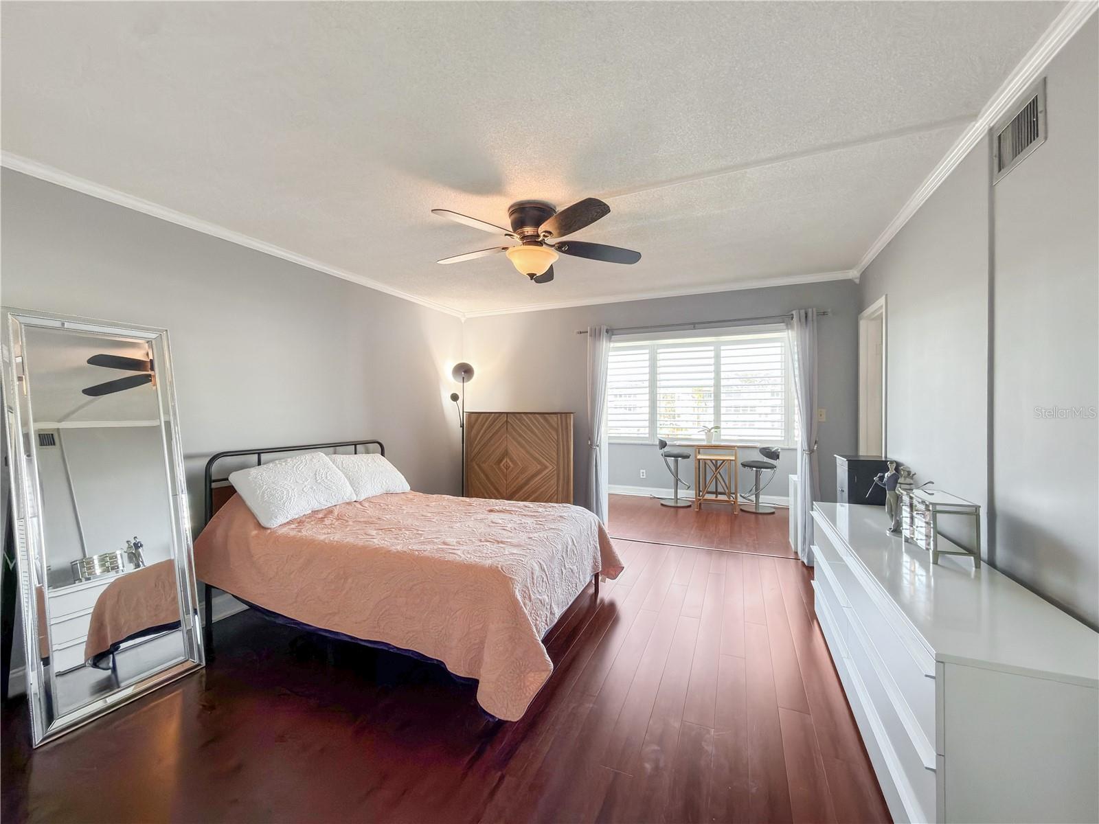 GATEWAY SQUARE APTS - Residential