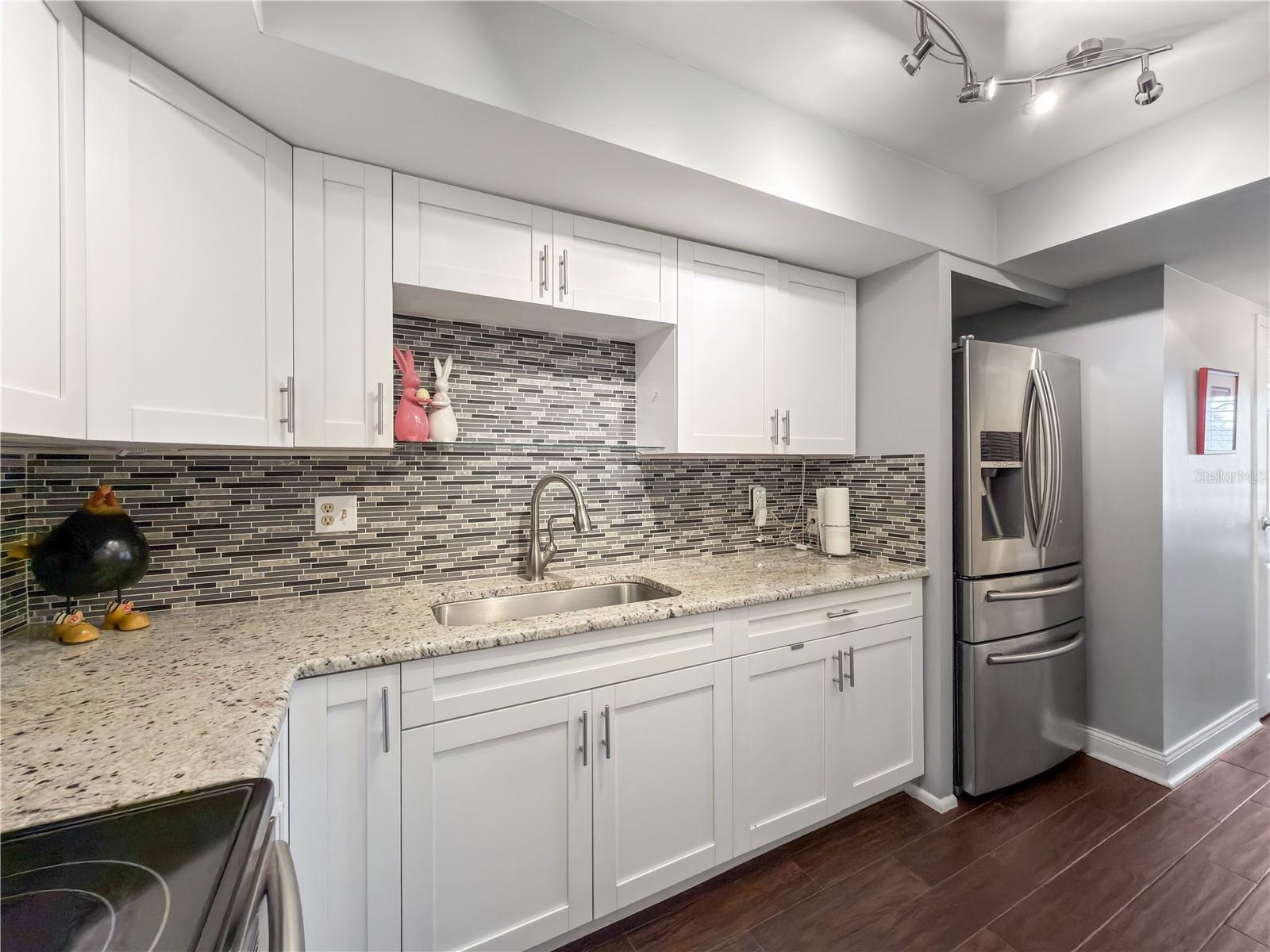 GATEWAY SQUARE APTS - Residential