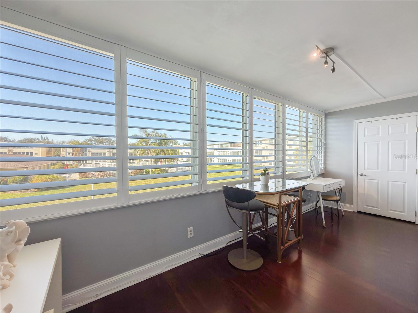 GATEWAY SQUARE APTS - Residential