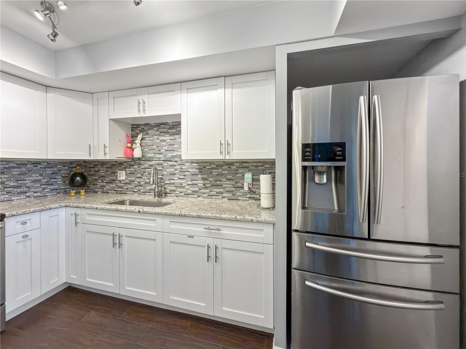 GATEWAY SQUARE APTS - Residential