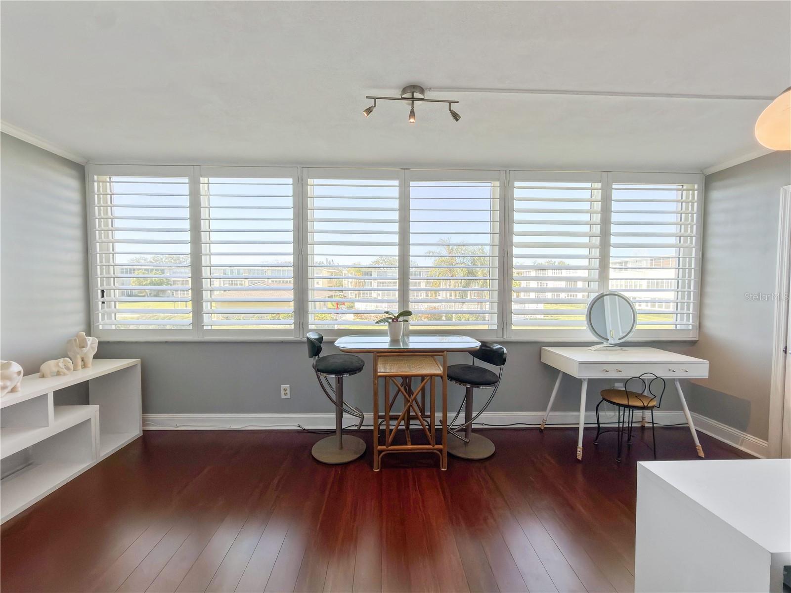 GATEWAY SQUARE APTS - Residential