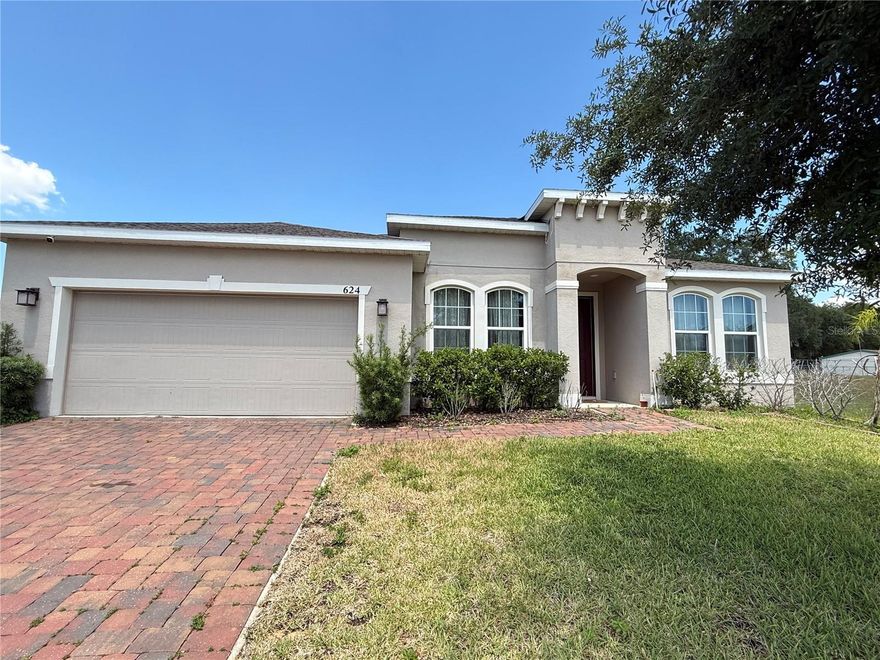 Location is a huge bunus here!!! 
Low HOA,  open floor plan, spacious living meets thoughful design.
Move in ready, make this beatutiful 4 bedrooms 2 full bathrooms  house your new HOME.