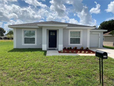 A home in LAKE WALES