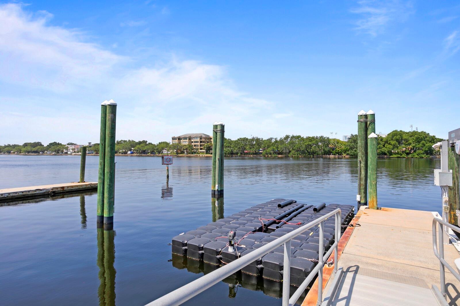 ST TROPEZ AT HARBOUR ISLAND PH - Residential