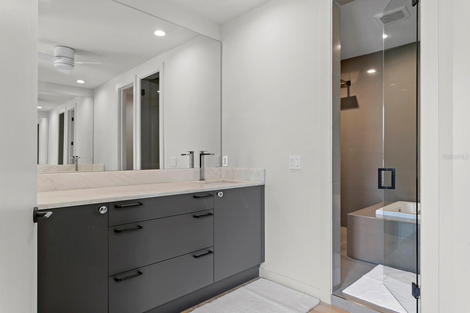 ST TROPEZ AT HARBOUR ISLAND PH - Residential