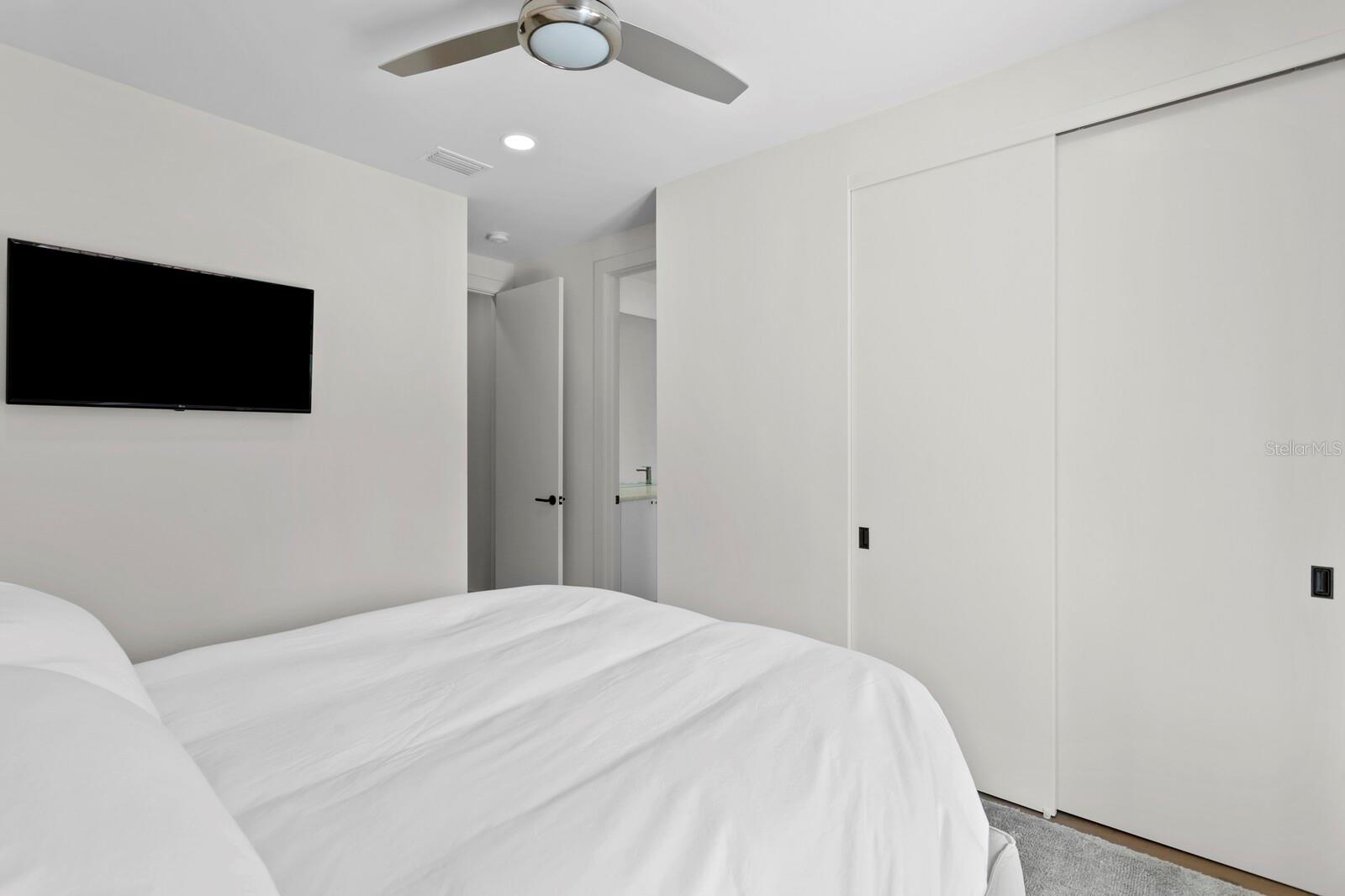 ST TROPEZ AT HARBOUR ISLAND PH - Residential