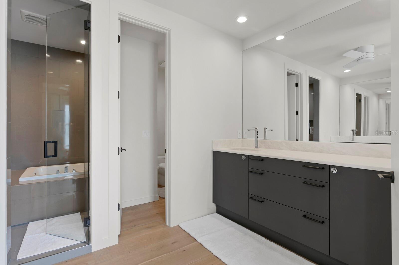 ST TROPEZ AT HARBOUR ISLAND PH - Residential