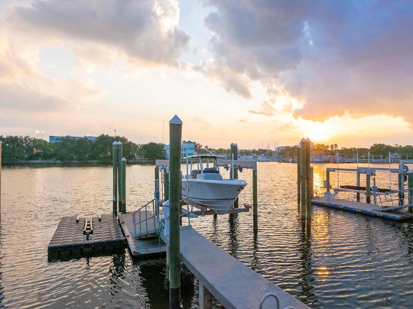 ST TROPEZ AT HARBOUR ISLAND PH - Residential