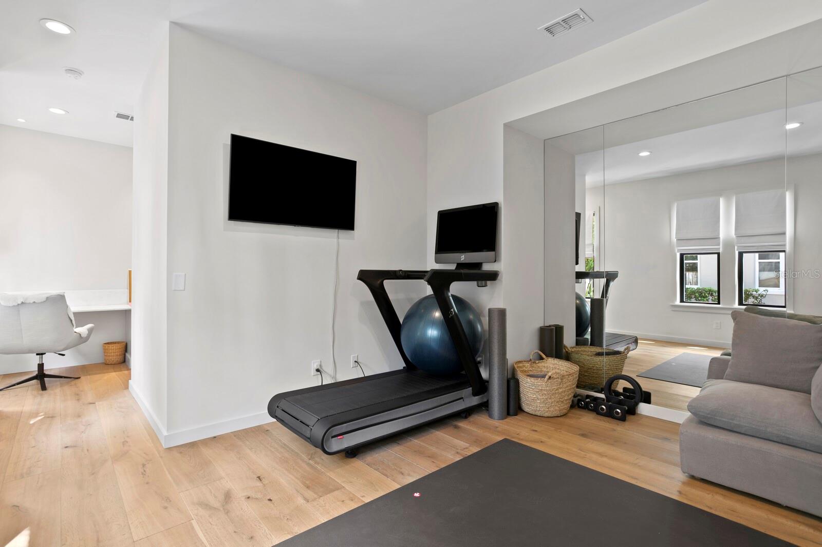 ST TROPEZ AT HARBOUR ISLAND PH - Residential