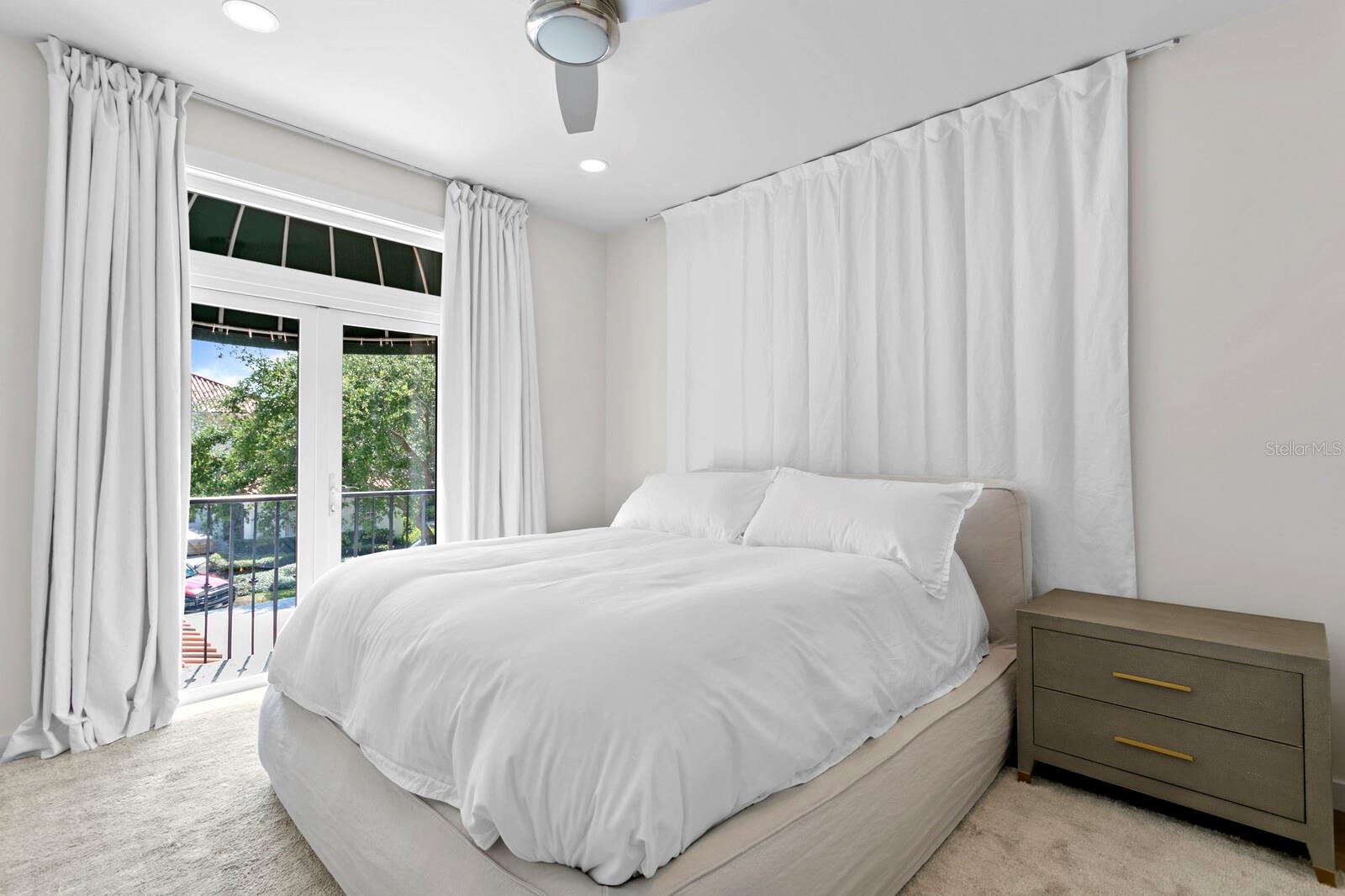 ST TROPEZ AT HARBOUR ISLAND PH - Residential