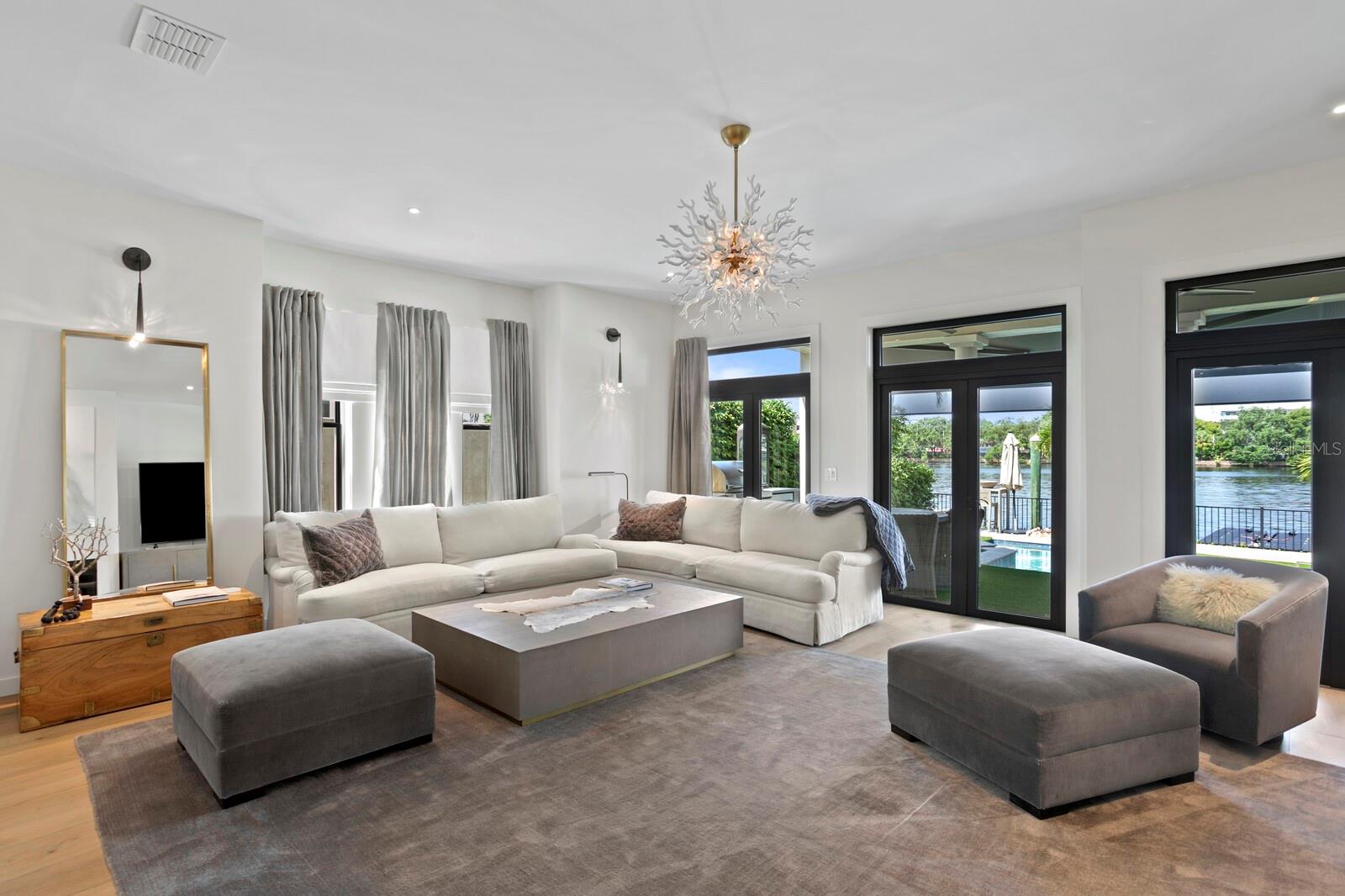 ST TROPEZ AT HARBOUR ISLAND PH - Residential