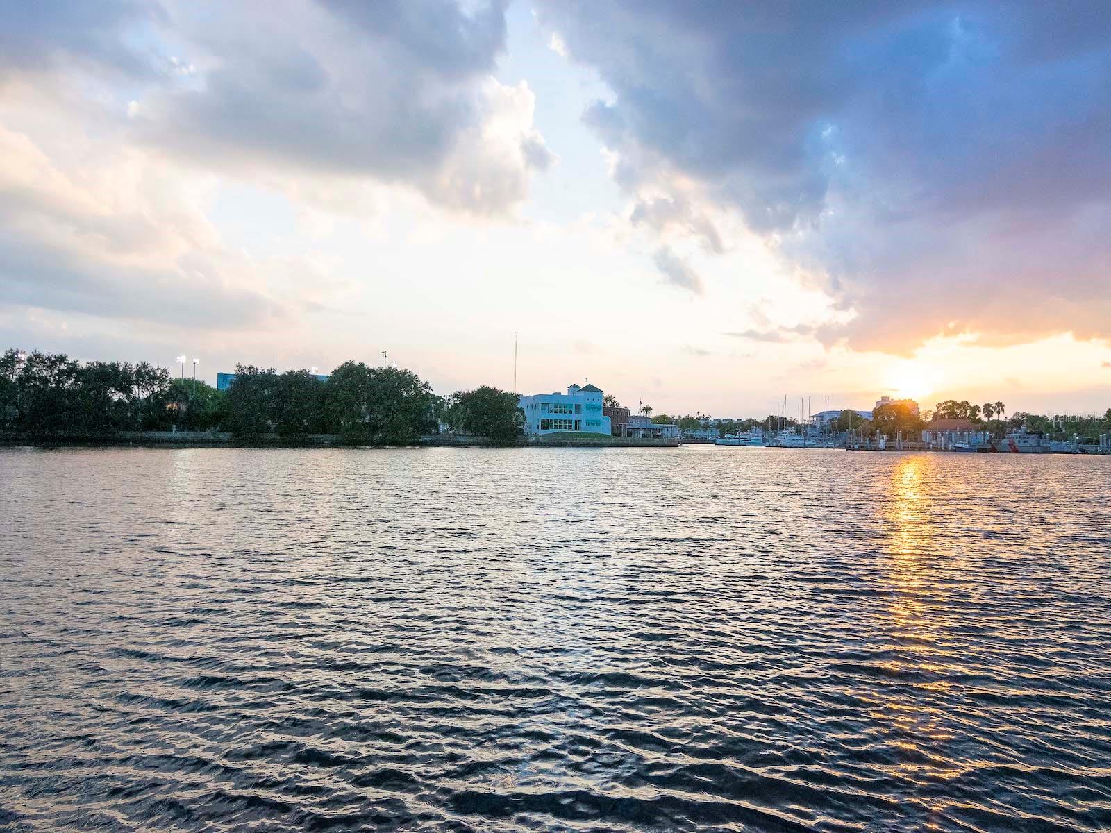 ST TROPEZ AT HARBOUR ISLAND PH - Residential