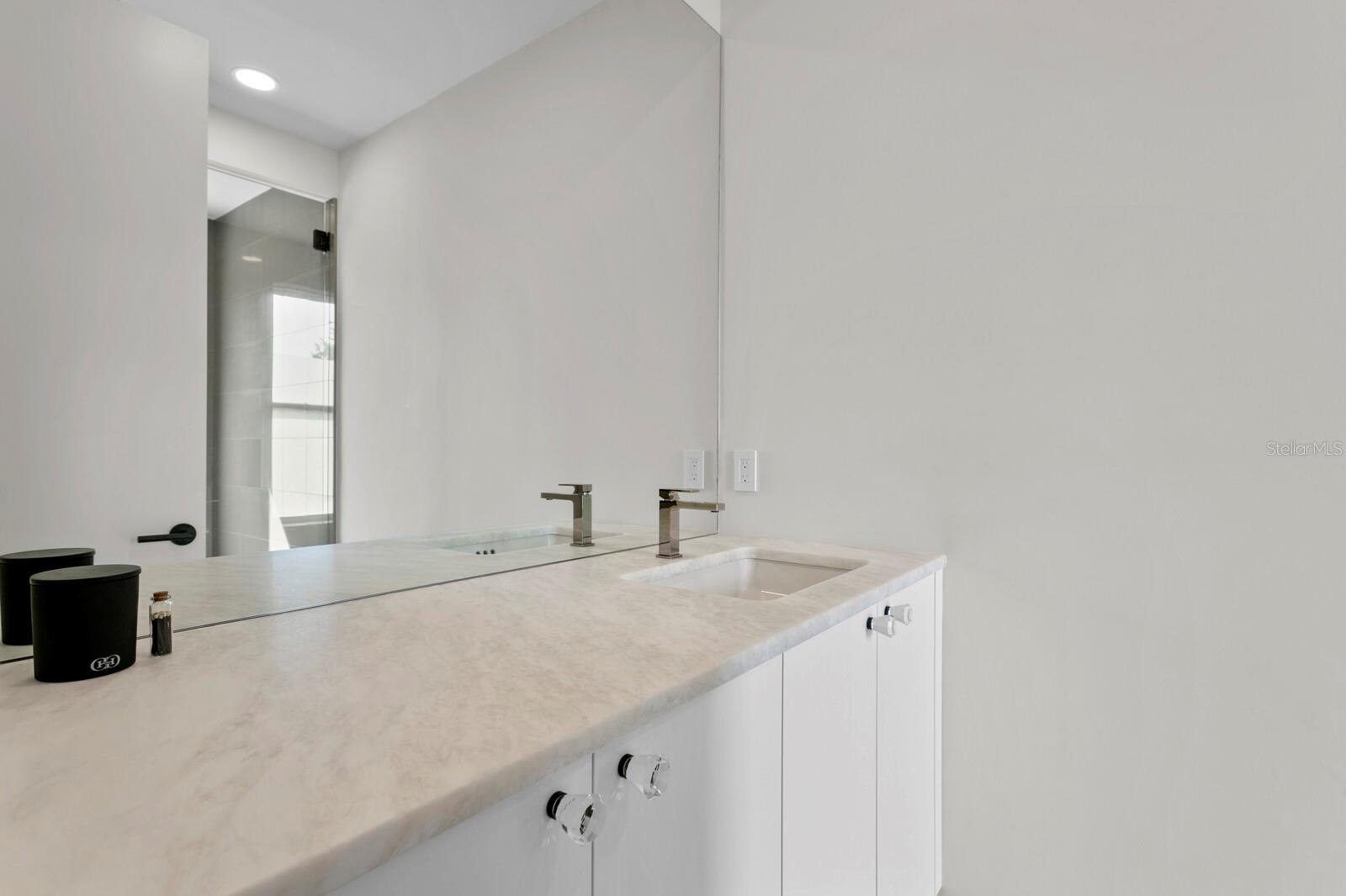 ST TROPEZ AT HARBOUR ISLAND PH - Residential