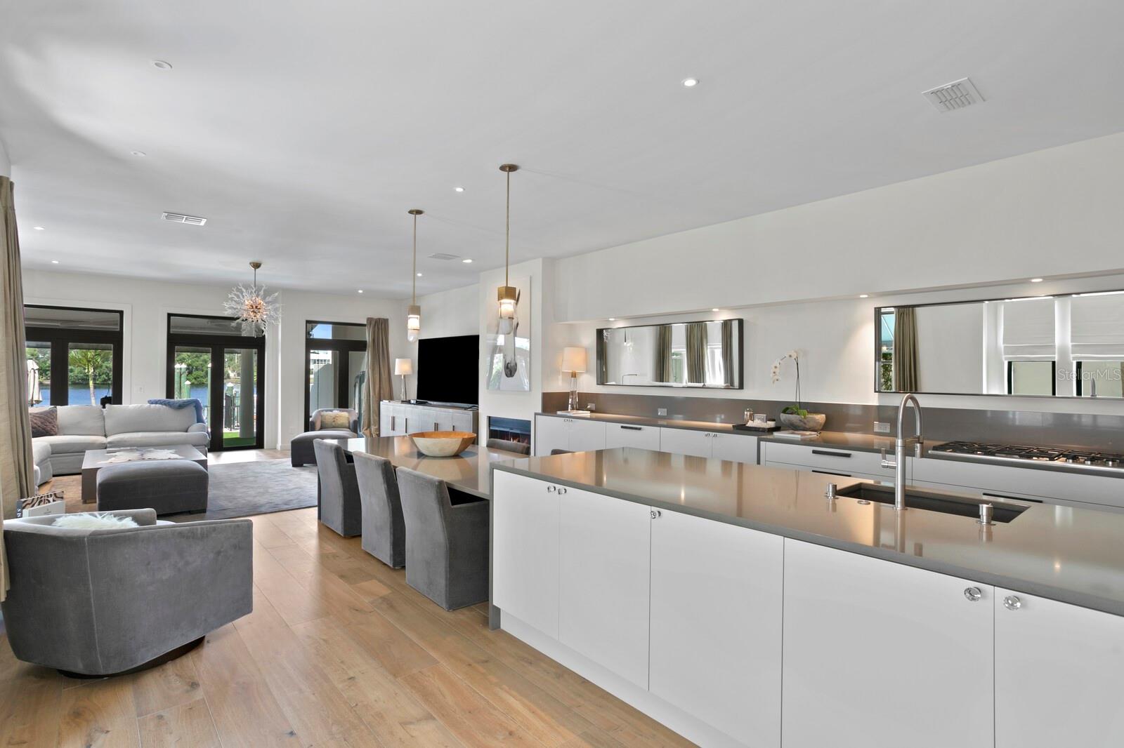 ST TROPEZ AT HARBOUR ISLAND PH - Residential