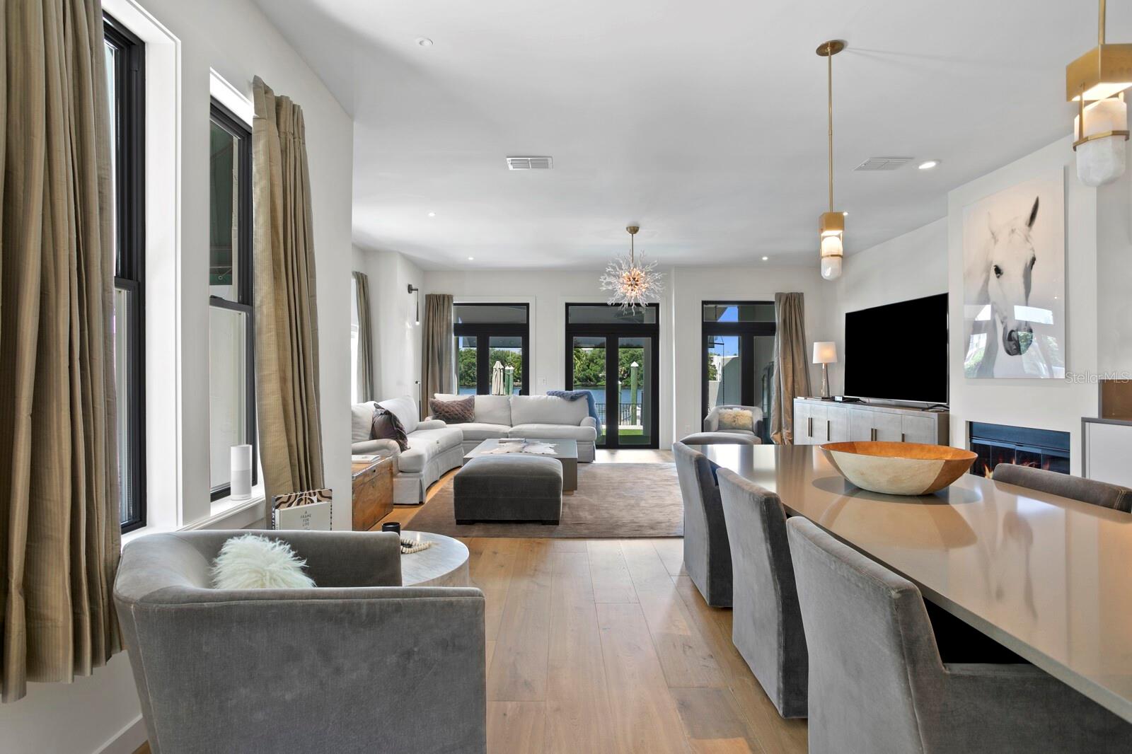 ST TROPEZ AT HARBOUR ISLAND PH - Residential