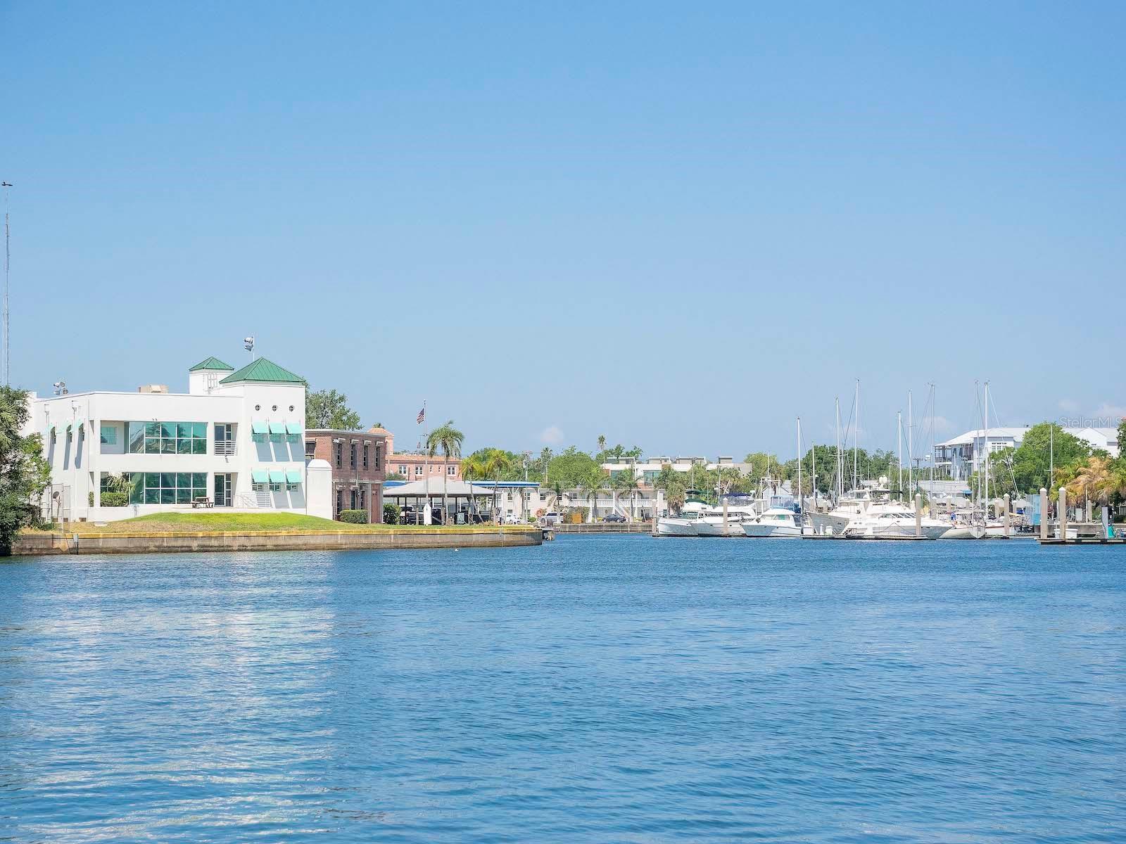 ST TROPEZ AT HARBOUR ISLAND PH - Residential