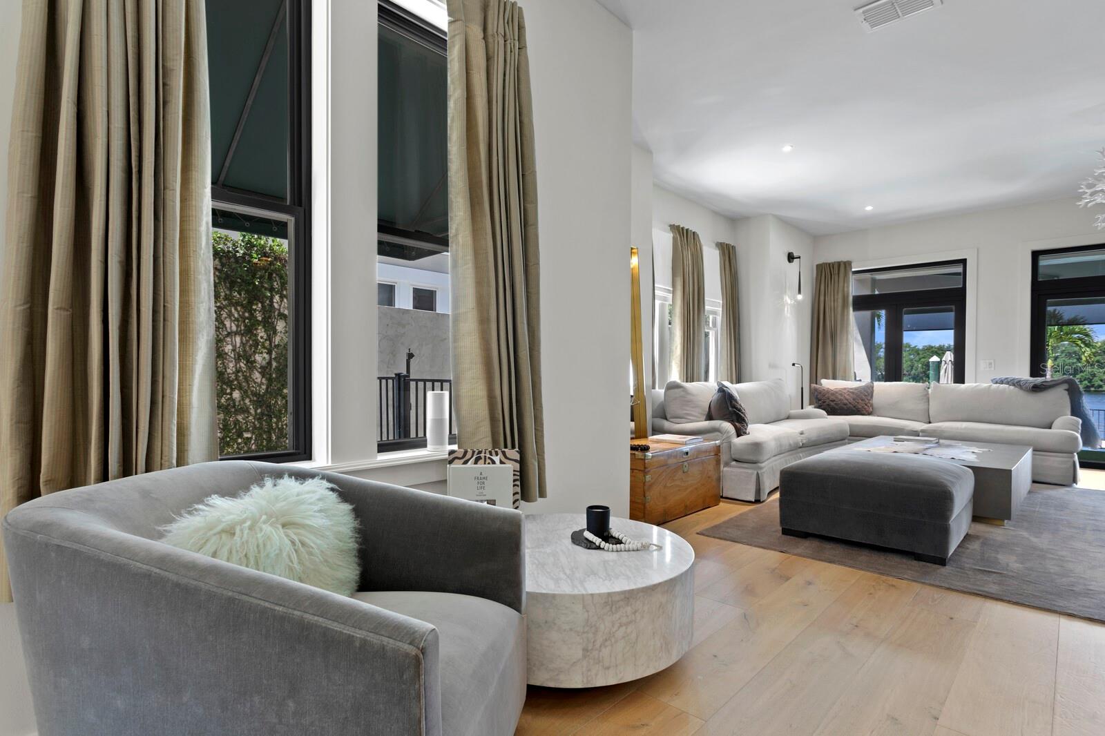 ST TROPEZ AT HARBOUR ISLAND PH - Residential