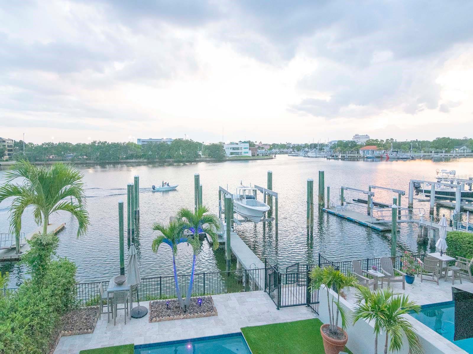 ST TROPEZ AT HARBOUR ISLAND PH - Residential