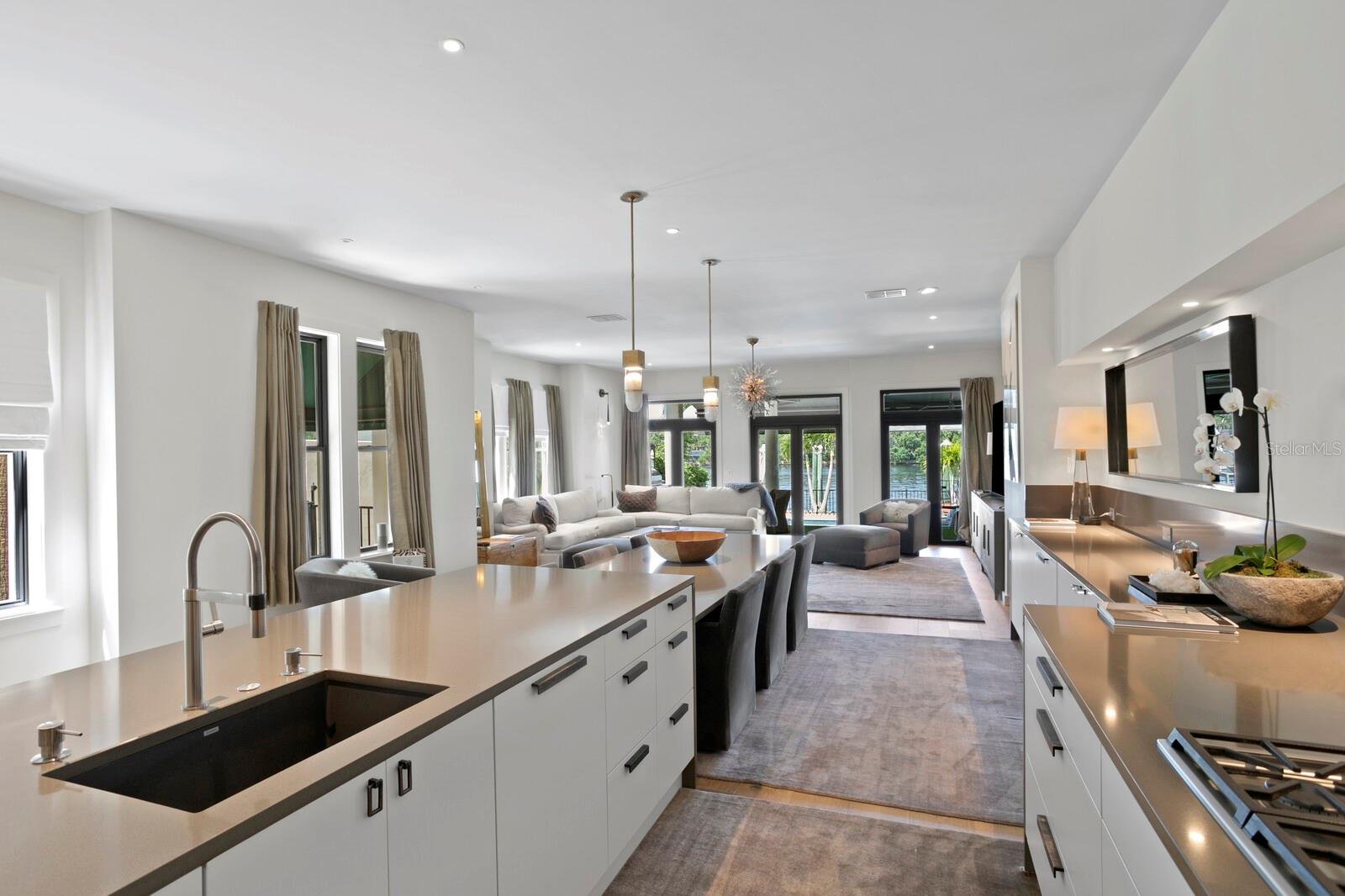 ST TROPEZ AT HARBOUR ISLAND PH - Residential