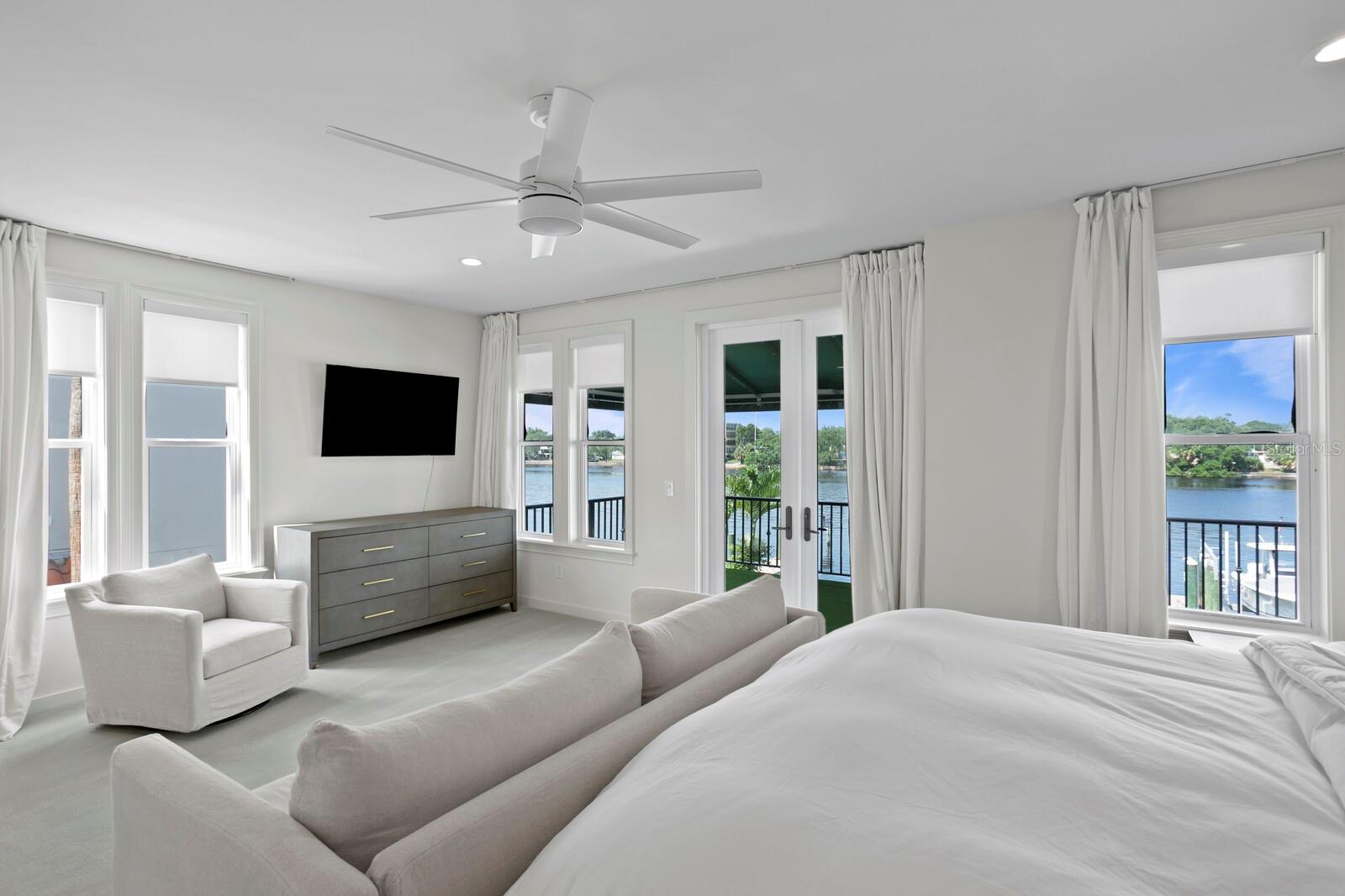 ST TROPEZ AT HARBOUR ISLAND PH - Residential