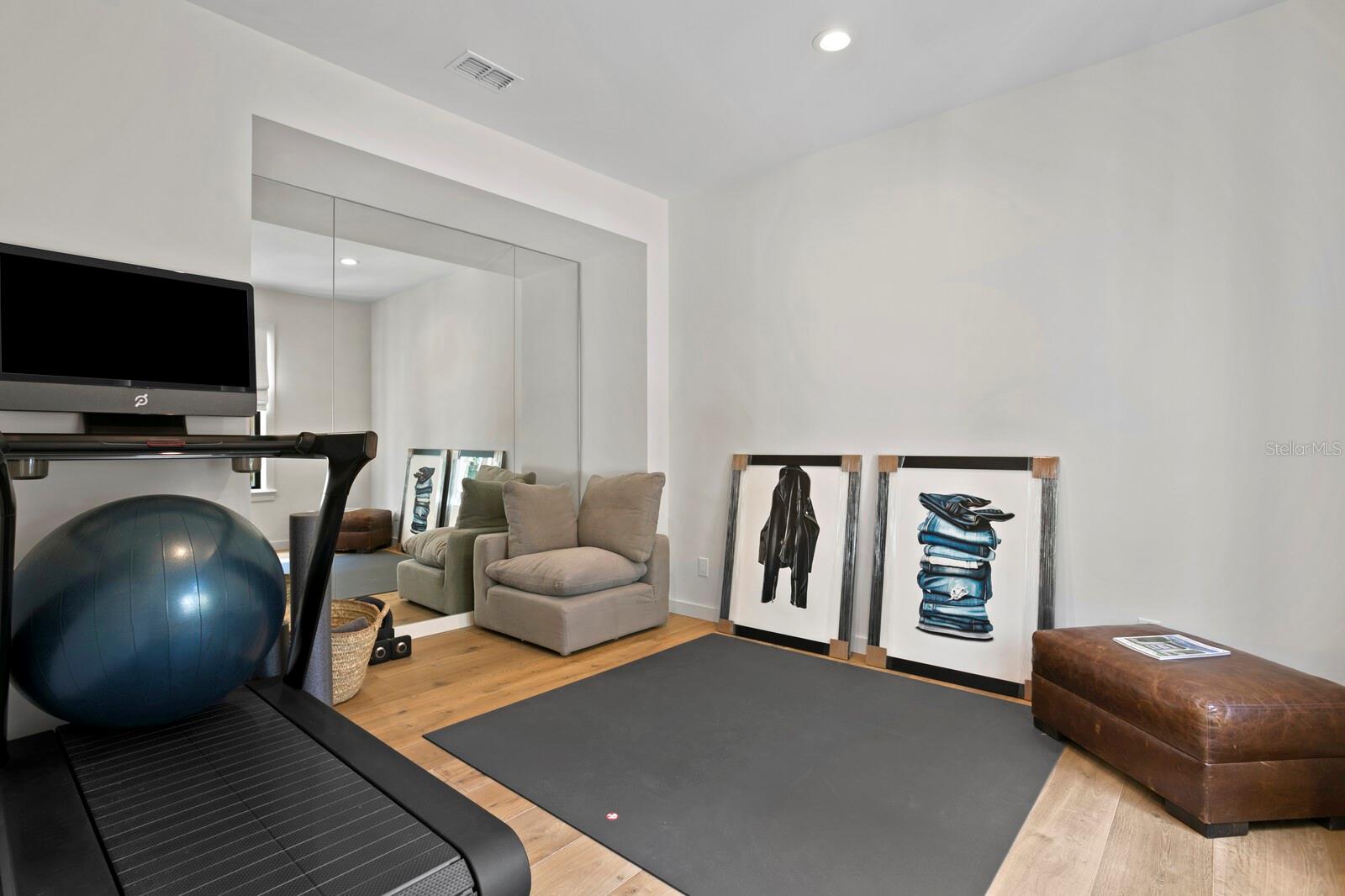 ST TROPEZ AT HARBOUR ISLAND PH - Residential