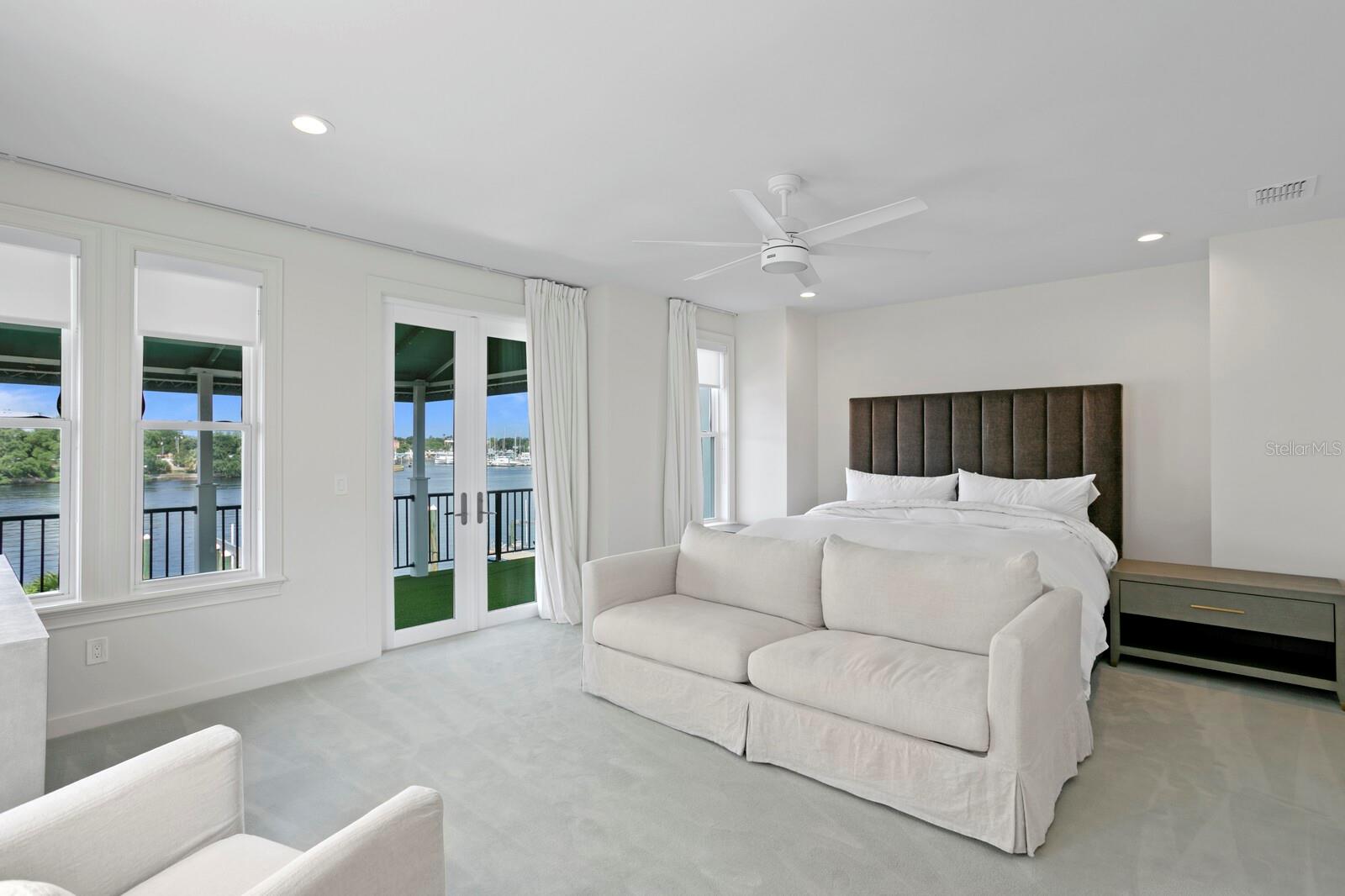 ST TROPEZ AT HARBOUR ISLAND PH - Residential