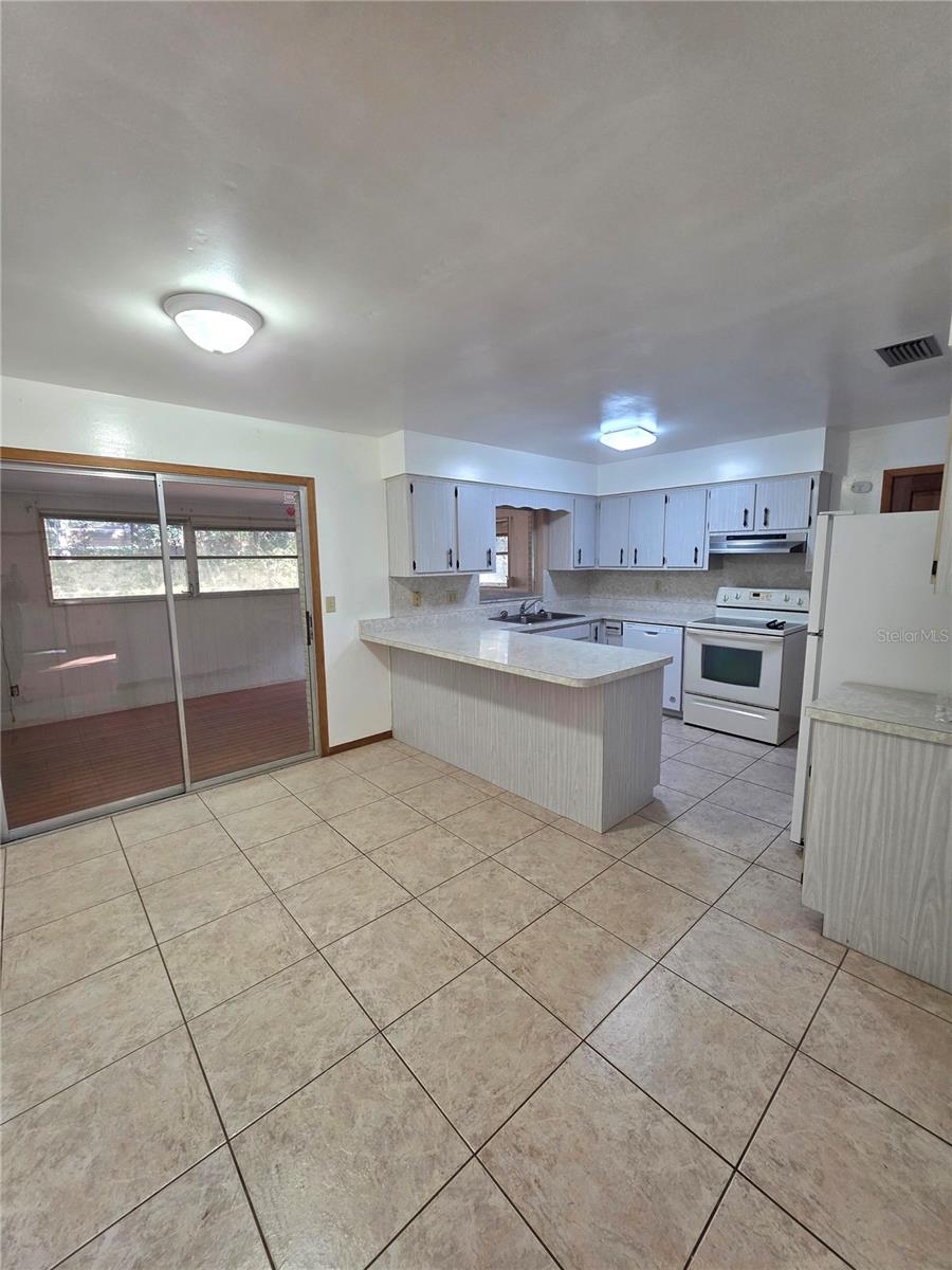 SUN RAY ESTATE - Residential Lease