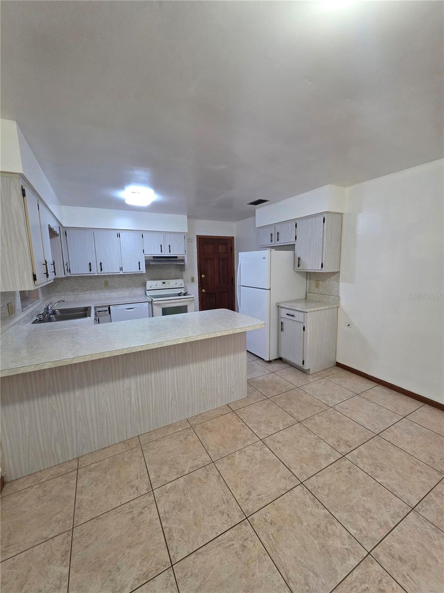 SUN RAY ESTATE - Residential Lease