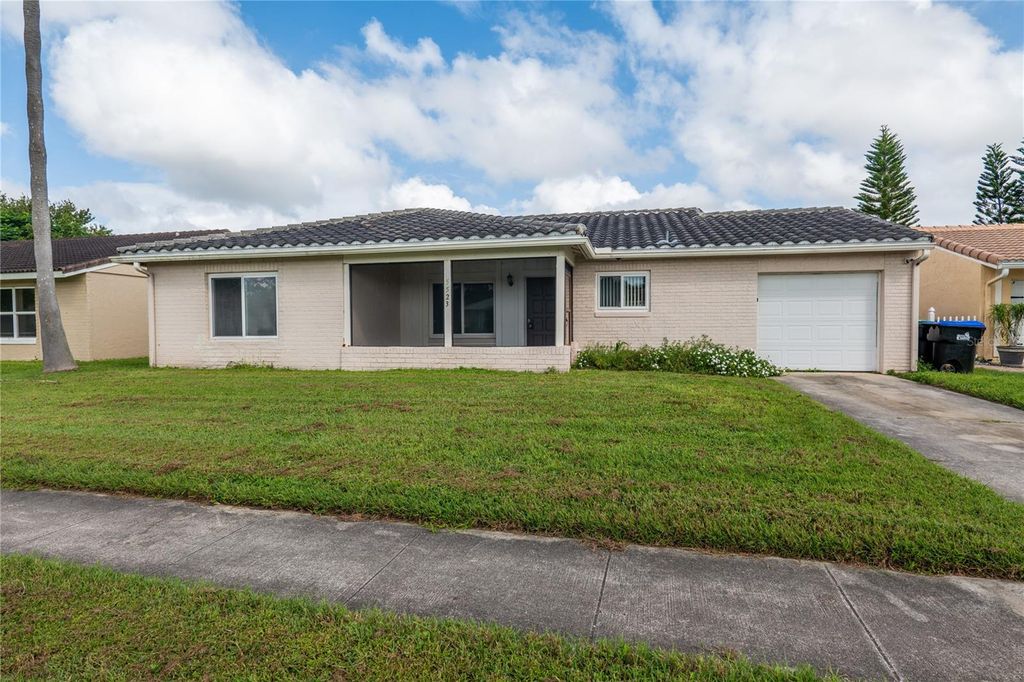 Photo of 5523 Westbrook Drive, Orlando, FL 32821 (MLS # O6350582)