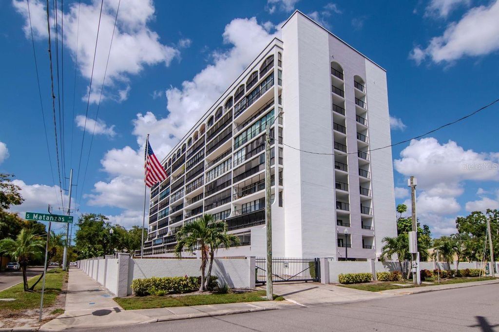Photo of 3211 W Swann Avenue #410, Tampa, FL 33609 (MLS # TB8436370)