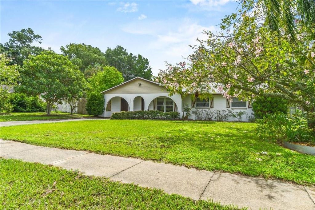 Photo of 305 E Thelma Street, Lake Alfred, FL 33850 (MLS # P4936579)