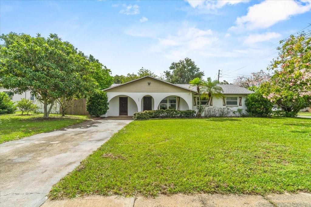 Photo of 305 E Thelma Street, Lake Alfred, FL 33850 (MLS # P4936579)