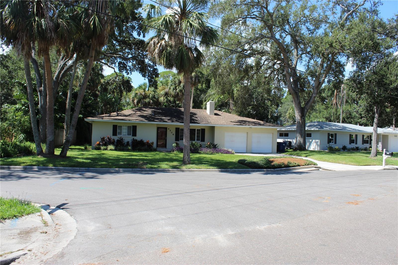 BEAUTIFUL 3/2 SOUTH TAMPA HOME WITH LAWN SERVICE INCLUDED. FORMAL DINING ROOM, LUXURY EAT IN KITCHEN WITH STAINLESS STEEL APPLICANCES, PLENTY OF CABINET SPACE & WINE FRIDGE. FAMILY WITH WOOD BURNING FIREPLACE, CELING FANS, WINDOW TREATMENTS, TWO CAR GARAGE WITH OPENERS, LAMINATE & TILE FLOORING. PLANT HIGH SCHOOL, DISTRICT, CLOSE TO MCDILL AIRFORCE BASE AND VETERANS EXPRESSWAY. ONE SMALL DOG WITH APPROVAL 20 LBS. 20 IN. NO AGRESSIVE BREEDS. CURRENT PHOTO AND SHOT RECORD OF DOG REQUIRED. FORMAL LIVING ROOM FIREPLACE DOES NOT WORK /CONVEY.
